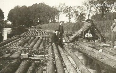 Łabiszyn, 1920 r. &ndash; tratwy na rzece Noteć (fot. arch. Biblioteka Publiczna w Łabiszynie).